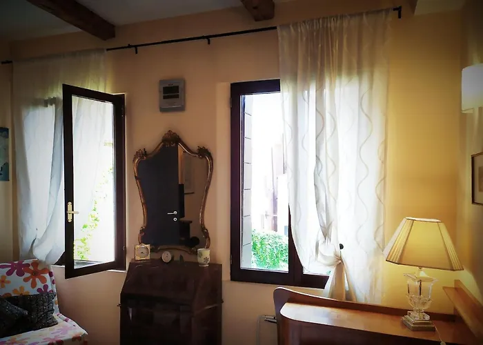 Ca Tron Next To Rialto Bridge *