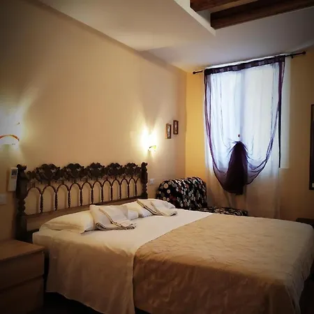 Ca Tron Next To Rialto Bridge * Venedik