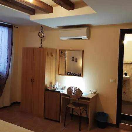 Ca Tron Next To Rialto Bridge Venedik