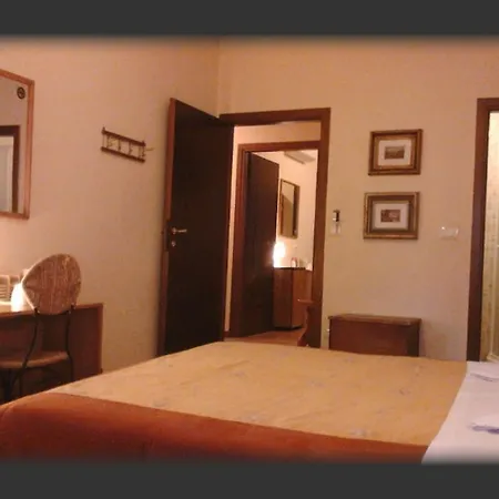 Ca Tron Next To Rialto Bridge Venedik