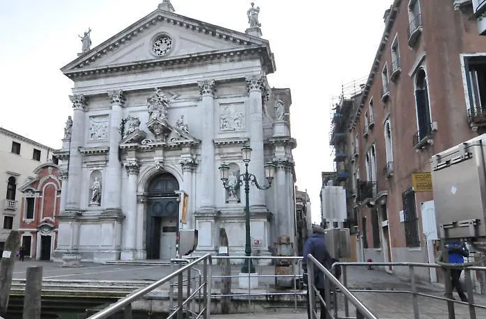 Ca Tron Next To Rialto Bridge